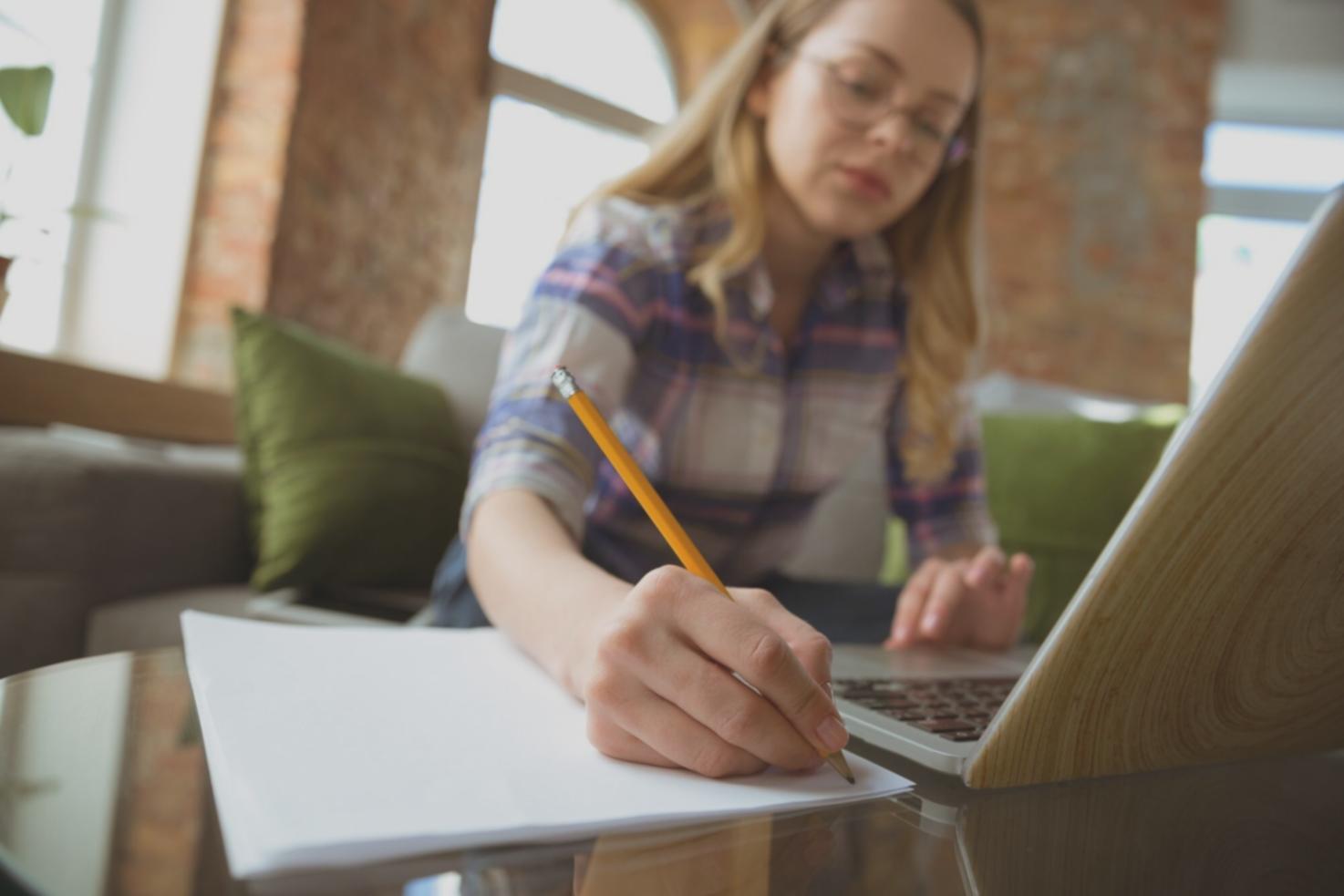 Personne planifiant ses finances avec des graphiques et calculatrice